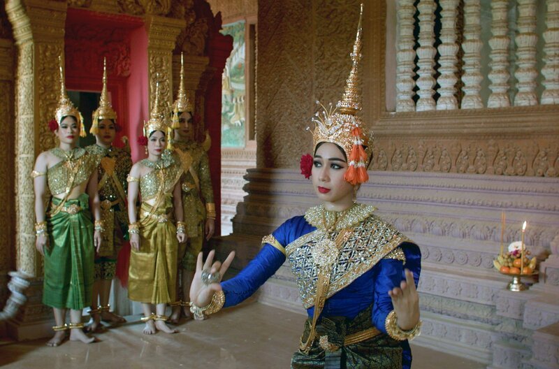 Proben eines Tanzstücks über die Geschichte von Chea Samy und Pol Pot – Bild: Markus Winterbauer/​Fruitmarket