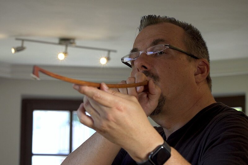 Bogenmacher Thomas Gerbeth prüft Krümmung einer Bogenstange. – Bild: ZDF und ORF/​Peppo Wagner