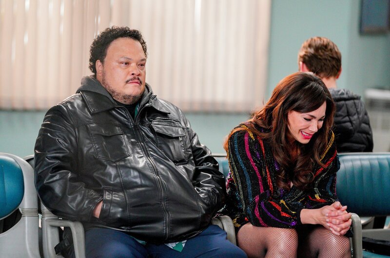 Adrian Martinez (Tookie Alvarez), Patricia De Leon (Laura). – Bild: ORF/​Disney/​ABC/​Christopher Willard