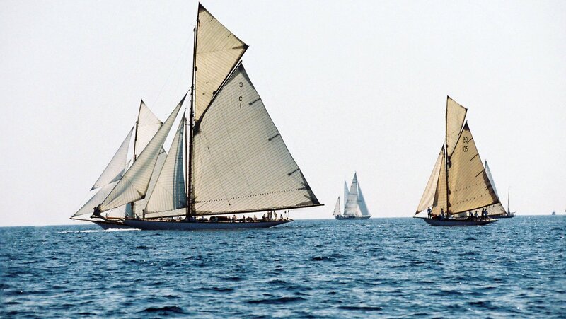 Regatta vor Imperia. – Bild: ZDF und ORF/​epo-film/​Kurt Mayer