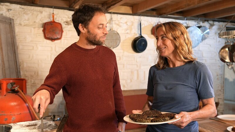 Zu Tisch Wales – Grossbritannien Owen und Becky brutzeln Algenburger – Bild: SRF/​Frederik Klose-Gerlich