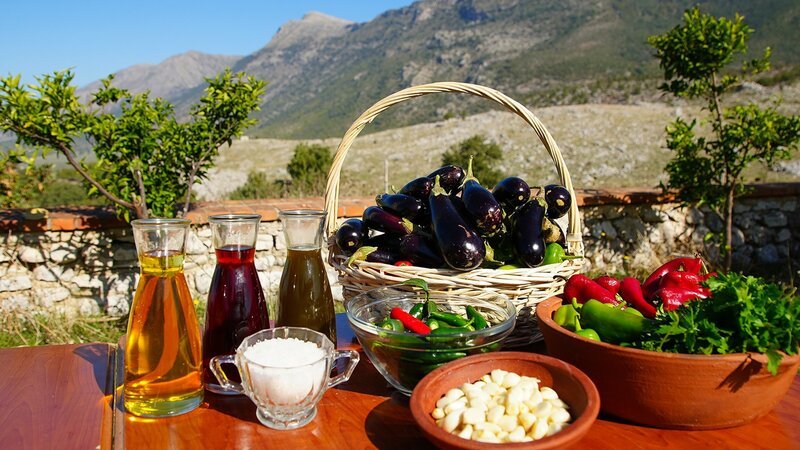 Zu Tisch Südalbanien Zutaten für Turshi mit gefüllten Auberginen – Bild: SRF/​Marina Maisel