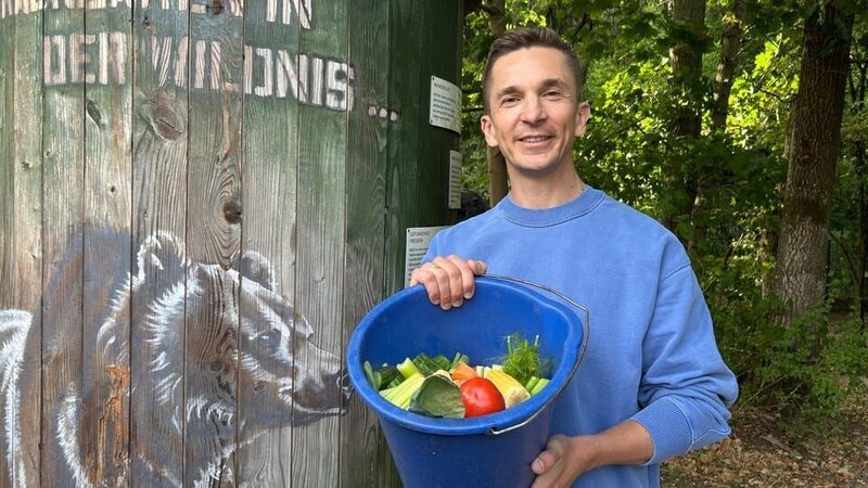 „PUR+“-Moderator füttert Bären und hat eine bunte Auswahl an Gemüse dabei. – Bild: ZDF/​Ilka Simon-Wensing