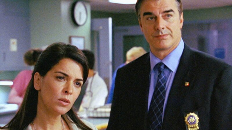 Ein Juwelierladen wurde überfallen, der Besitzer ermordet. Logan (Chris Noth) und Barek (Annabella Sciorra), die neuen Detectives des Major Case Squad, überprüfen die Überwachungsbänder und kommen so den Tätern auf die Spur. – Bild: RTL