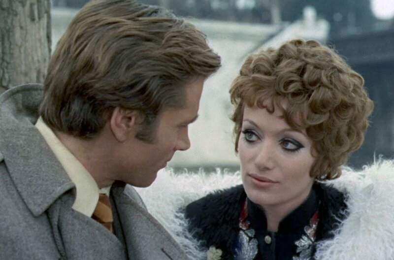 Belli (Franco Nero) ahnt, dass das Model Sandy (Delia Boccardo) über den Tod Romanis mehr weiß, als sie ihm preisgeben will. – Bild: ARTE /​ RTI