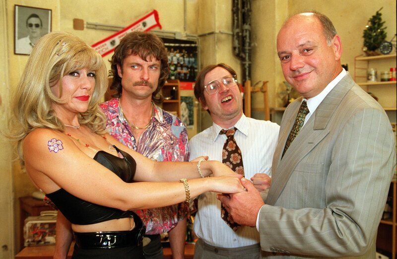 L-R: Monica Weinzettl (Frau Knackal), Roland Düringer (Ing. Breitfuss), Herr Weber (Alfred Dorfer), Obersenatsrat (Wolfgang Böck). – Bild: ORF/​Hubert Mican
