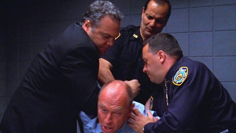 Gefängnisdirektor William Hendry (Corbin Bernsen, M. vorne) wird von Detective Goren (Vincent D’Onofrio, l.) und zwei Polizisten (Darsteller nicht zu ermitteln) festgenommen. – Bild: RTL