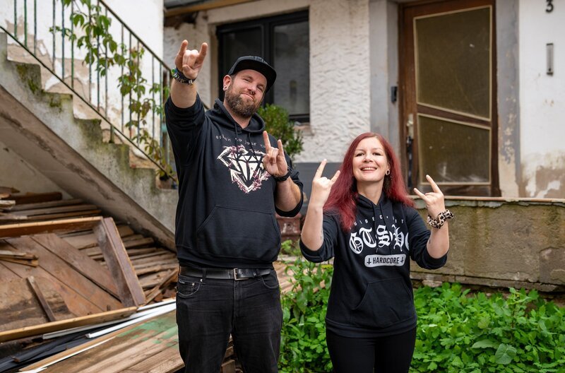Sabrina und Dennis haben für gerade mal 76.000 Euro ein Schnäppchenhaus gekauft – doch die Freiheit, von der sie träumen, hat hier draußen so ihre Tücken. – Bild: rbb/​Markus Hertrich /​ rbb Presse & Information