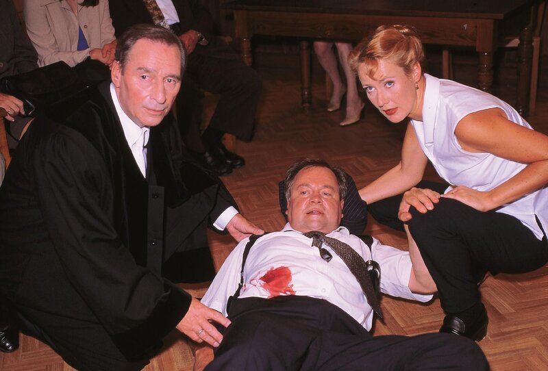 Oberstaatsanwalt Lotze (Henry van Lyck, l.) und Staatsanwältin Charlotte Glaser (Britta Schmeling) kümmern sich um den schwer verletzten Kriminalhauptkommissar Stefan Kehler (Wolfgang Bathke). – Bild: RTL Deutschland