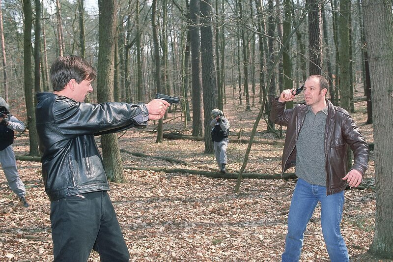 Der Entführer Ralf Porchel (Nik Neureiter, re.) versucht sich bei seiner Verhaftung durch Kommissar Bonhoff (Wolfgang Krewe) das Leben zu nehmen. – Bild: RTL /​ Rolf Baumgartner