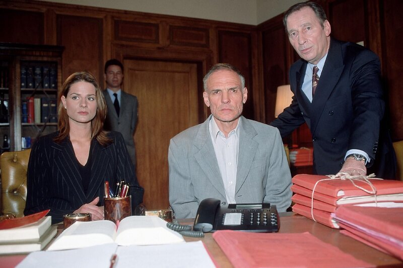Oberstaatsanwalt Lotze (Henry van Lyck, re.) hält Max Sternberg (Hans Peter Hallwachs) für den Schuldigen am Tod des Kindes von Carola Jensen. (li.: Susann Uplegger als Sternbergs Rechtsanwältin Schelling) – Bild: RTL /​ Rolf Baumgartner