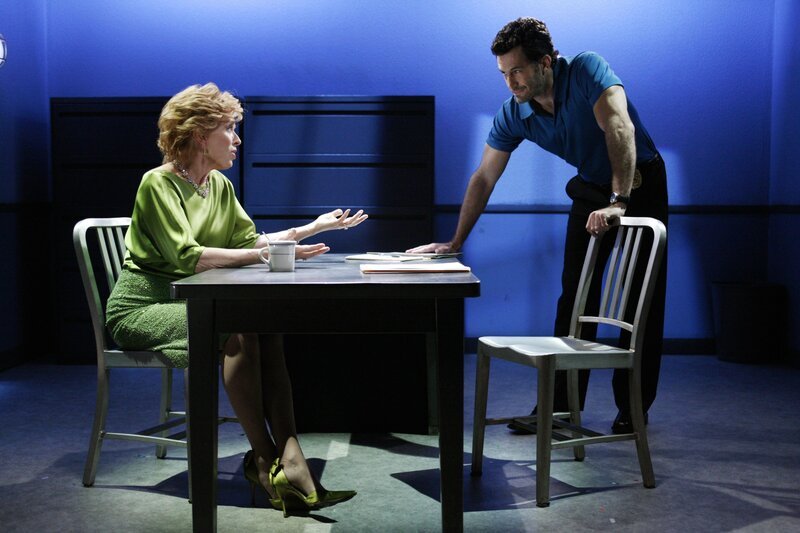 Evelyn (Holland Taylor, l.) wird von Wes (Michael Lowry, r.) verhört, da ihr frisch angetrauter Ehemann tot aufgefunden wurde … – Bild: Warner Bros.