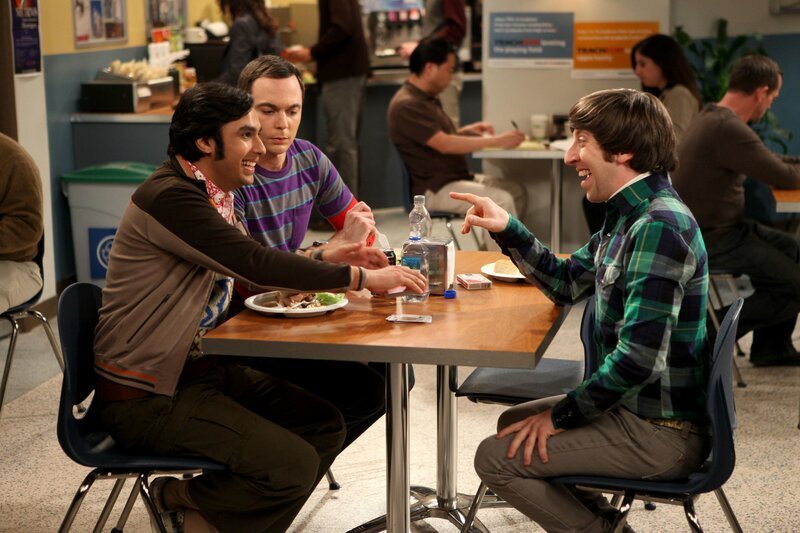 Während Priya Leonards Leben verändert, treibt Howard (Simon Helberg, r.) seine Freunde Raj (Kunal Nayyar, l.) und Sheldon (Jim Parsons, M.) fast in den Wahnsinn … – Bild: Warner Bros. Television