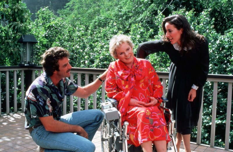 Die blinde Agatha Kimball (Mercedes McCambridge, M.) bittet ihren guten Freund Magnum (Tom Selleck, l.) um Hilfe: Die alte Dame wird von einem Unbekannten erpresst. Der besitzt schwerwiegende Informationen über ihre Enkelin Amy (Andrea Marcovicci, r.). – Bild: ProSieben MAXX
