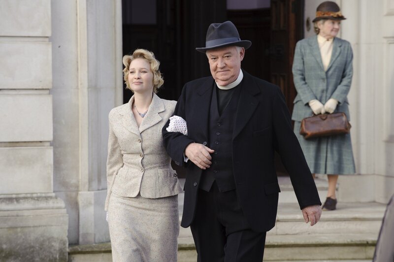 V.l.n.r.: Hester (Joanna Page), Dermot (David Calder), Miss Marple (Julia McKenzie) – Bild: Sat.1 Gold