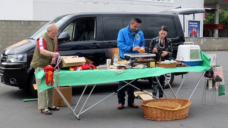 Von links: Tilo, Trödelexperte Mauro Corradino und Jocelyne verkaufen Tierzubehör. – Bild: RTL II