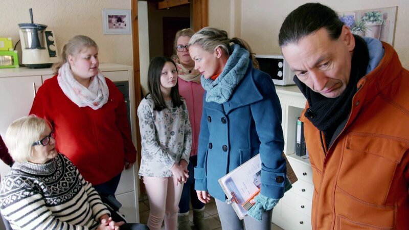 Marion (60, li.) und ihre Kinder sind seit dem Tod ihres Mannes auf sich alleine gestellt. Eva Brenner, John Kosmalla und das Zuhause im Glück-Team wollen helfen. – Bild: RTL II