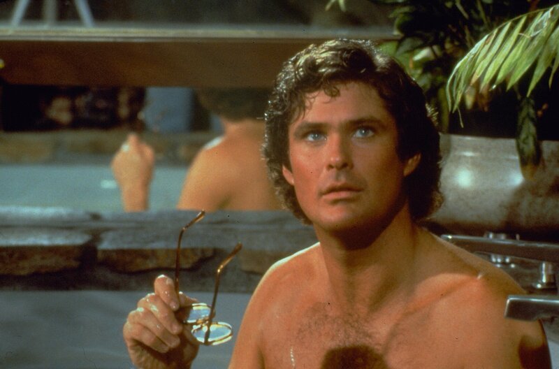 (2. Staffel) – Der Polizist Michael Long wird bei einem Unfall schwer verletzt. Nach einer plastischen Operation kämpft er im Auftrag eines Millionärs als Michael Knight (David Hasselhoff) mit Hilfe des mit allen technischen Finessen ausgestatteten Autos K.I.T.T. für Recht und Ordnung … – Bild: Turner