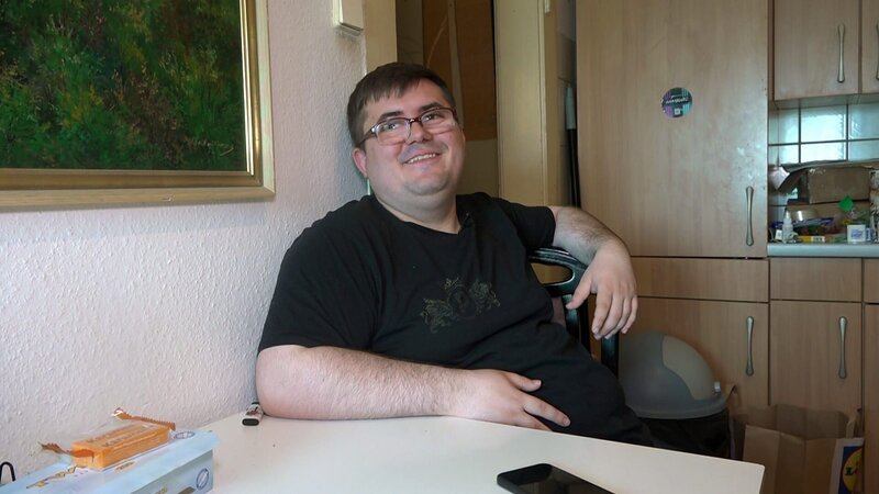 Pascal würde gerne mit seiner Freundin Lea zusammenziehen – Bild: RTLZWEI