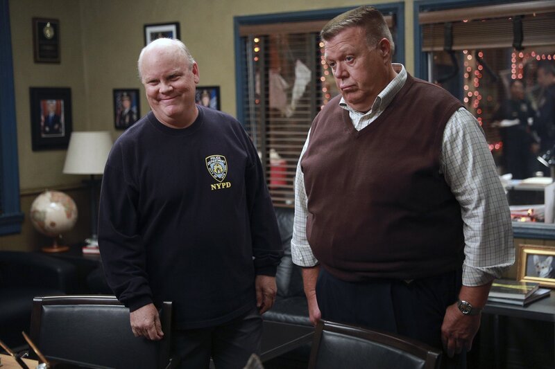 Hitchcock (Dirk Blocker, l.); Scully (Joel McKinnon Miller, r.) – Bild: 2018 UNIVERSAL TELEVISION LLC. All rights reserved. /​ Jordin Althaus Lizenzbild frei