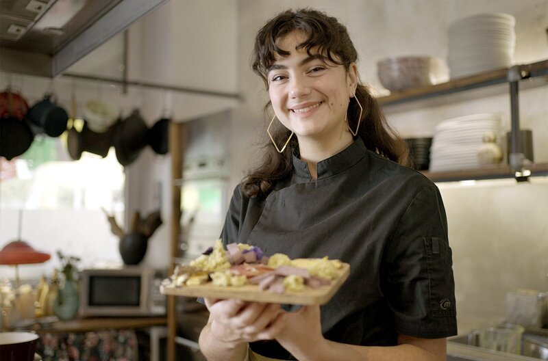 Das „Oliven-Moos“ – oder Oliven-Biskuit – hat Köchin Lucie aus Oliven, Mehl, Eiern und Olivenöl in der Mikrowelle zubereitet. – Bild: Benjamin Wilstorf