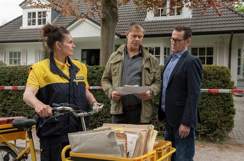 Finn (Sven Martinek, M.) und Lars (Ingo Naujoks, r.) machen in Claasens Post einen interessanten Fund (mit Komparsin, l.). – Bild: ARD/​Thorsten Jander