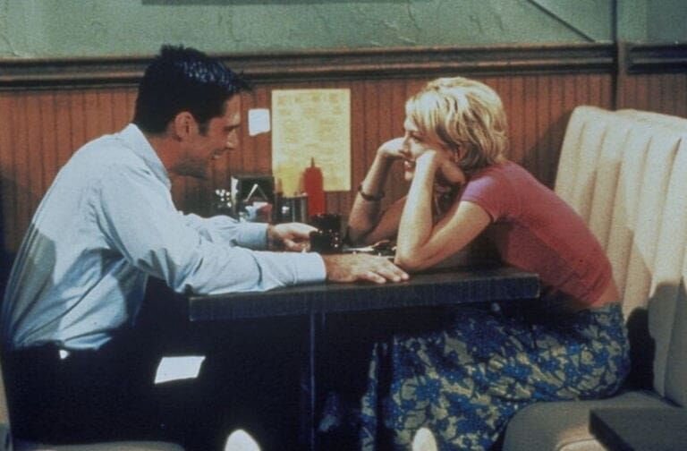 Sie könnten verschiedener nicht sein: die junge Yogalehrerin Dharma (Jenna Elfman, re.) und der karrierebewusste Yuppie Greg (Thomas Gibson). – Bild: PRO7 /​ ProSieben Media AG