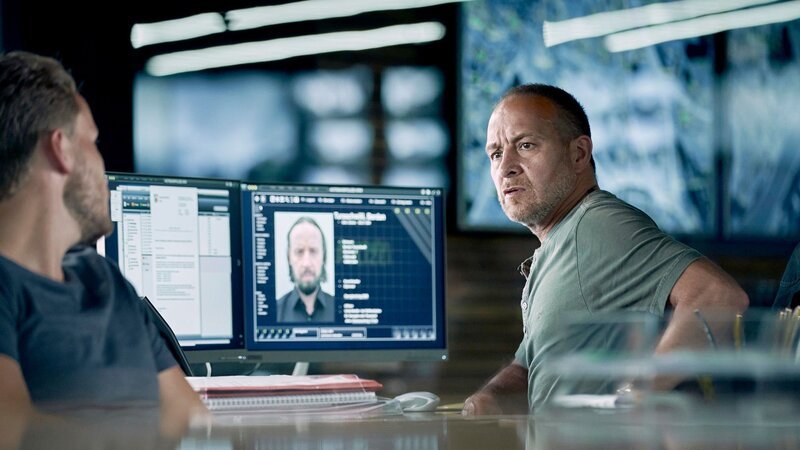 Max (Nicolas Wolf) will von Semir (Erdogan Atalay, r.) die Wahrheit wissen. – Bild: RTL /​ Guido Engels