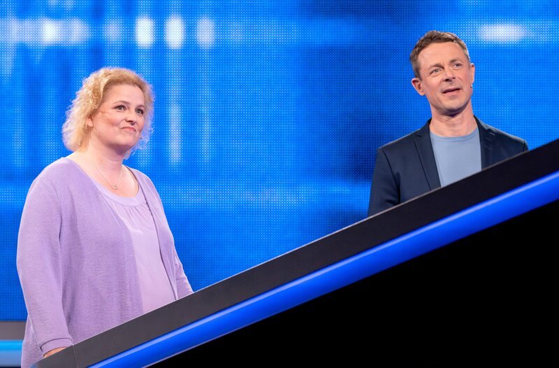 Moderator Alexander Bommes mit der Kandidatin Bele Lanz. – Bild: Markus Hertrich