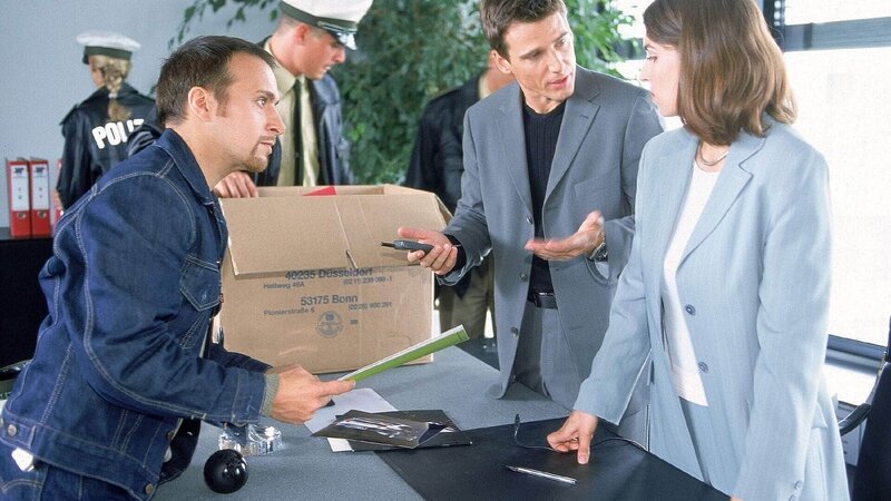 Semir (Erdogan Atalay, li.) und Tom (Rene Steinke) durchsuchen Webers Büro und befragen seine Sekretärin (Nicque Derenbach). – Bild: RTL /​ Guido Engels