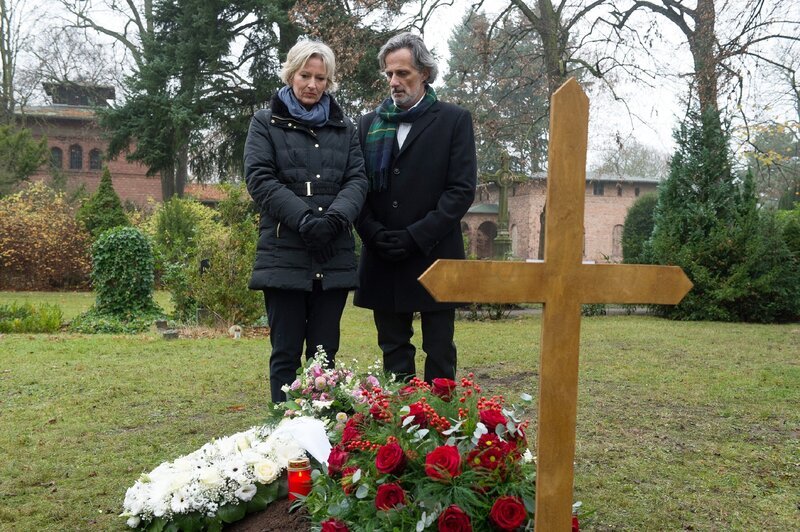 Liz (Olivia Augustinski) zieht es morgens zu Leas Grab, als plötzlich auch Stefan (Ingo van Gulijk) dort auftaucht und vorgibt, Liz zur Seite stehen zu wollen. – Bild: RTL /​ Claudius Pflug