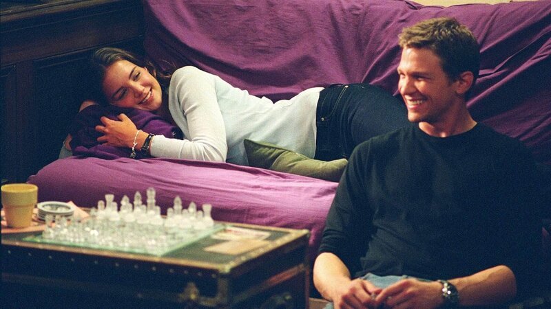 Samantha (Katie Holmes) und James (Marc Blucas) Die Verwendung des sendungsbezogenen Materials ist nur mit dem Hinweis und Verlinkung auf RTL+ gestattet. – Bild: RTL / Twentieth Century Fox Film Corporation Samantha (Katie Holmes) und James (Marc Blucas) Die Verwendung des sendungsbezogenen Materials ist nur mit dem Hinweis und Verlinkung auf RTL+ gestattet. – Bild: RTL / Twentieth Century Fox Film Corporation