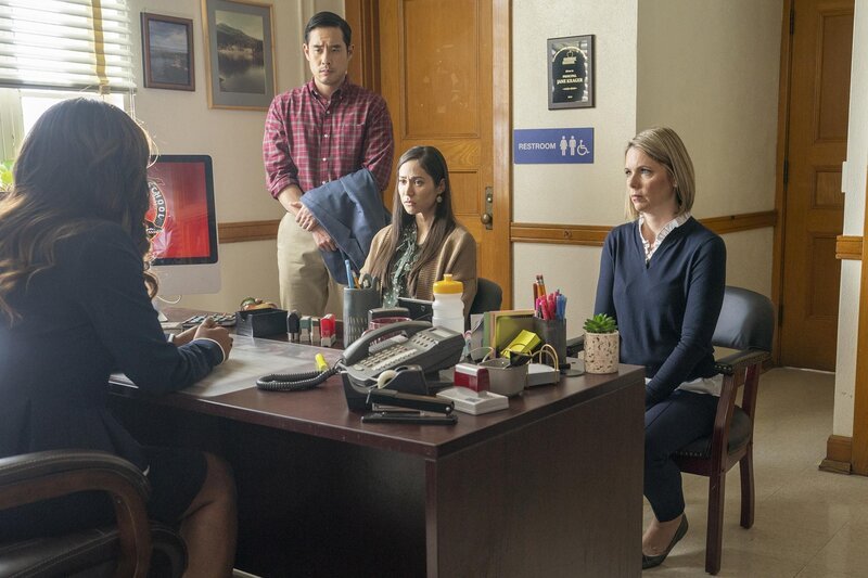 (v.l.n.r.) Dr. Ben Song (Raymond Lee); Miriam (Brigitte Kali Canales); Margie (Collette Wolfe) – Bild: Universal Television LLC. All Rights Reserved. /​ Ron Batzdorff