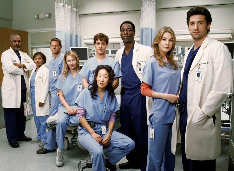 (1. Staffel) – Die Belegschaft des Seattle Grace Hospitals muss täglich mit neuen Überraschungen rechnen: (V.l.n.r.) Dr. Richard Webber (James Pickens, Jr.), Dr. Miranda Bailey (Chandra Wilson), Dr. Alex Karev (Justin Chambers), Dr. Isobel ‚Izzie‘ Stevens (Katherine Heigl), Dr. George O’Malley (T.R. Knight), Dr. Cristina Yang (Sandra Oh), Dr. Preston Burke (Isaiah Washington), Dr. Meredith Grey (Ellen Pompeo) und Dr. Derek Shepherd (Patrick Dempsey) … – Bild: sixx