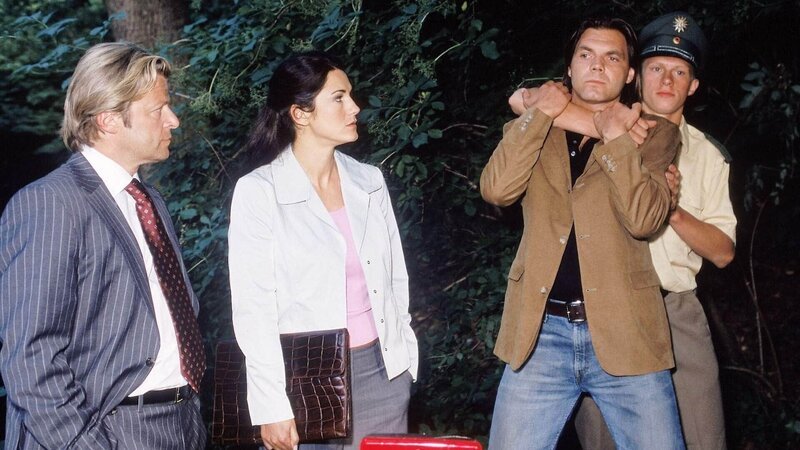 Harald Grimm (Max Hopp, 2.v.re.) soll vor Anwalt Grimm (Roland Koch) und Staatsanwältin Sturm (Mariella Ahrens) den Tathergang erklären. – Bild: MG RTL D /​ Rolf Baumgartner