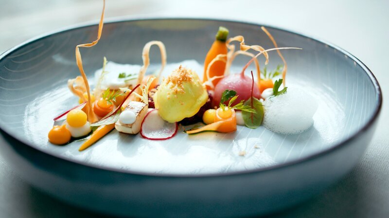 Markus Kebschull am Pass im Seesteg in Norderney. – Bild: NDR/​heyfilm