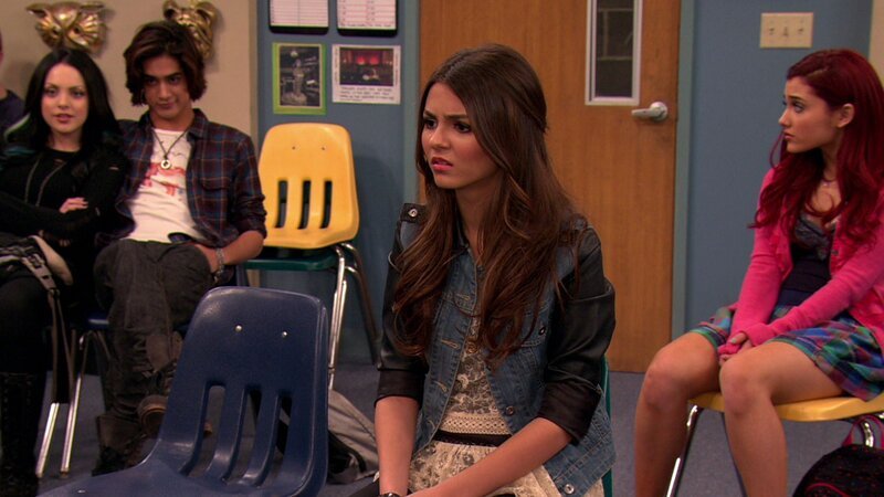 L-R: Jade West (Elizabeth Gillies), Beck Oliver (Avan Jogia), Tori Vega (Victoria Justice), Cat Valentine (Ariana Grande) – Bild: ViacomCBS