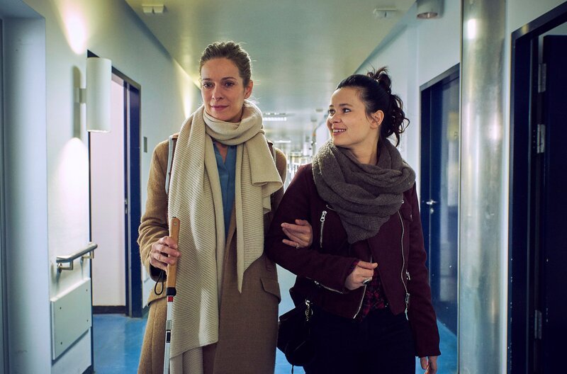 Romy Heiland (Lisa Martinek, l.) und ihre Assistentin Ada Holländer (Anna Fischer, r.) suchen im Krankenhaus nach Hinweisen für Ihren Fall. – Bild: ARD/​Gordon Muehle