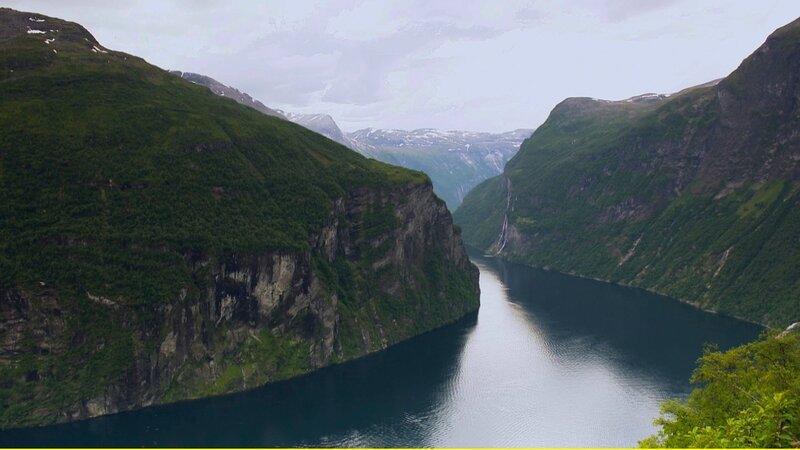Flankiert von 1.700 Meter hohen Bergen gilt der Geiranger als spektakulärster unter den über 1.000 Fjorden. – Bild: 3sat