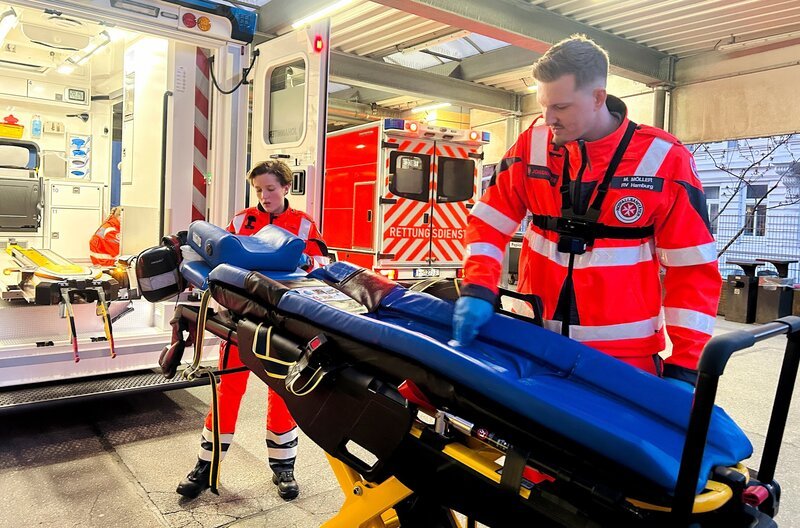 Gründliche Reinigung nach einem Einsatz. – Bild: NDR/​Holger Lass