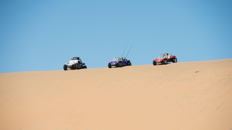 Das Trio fährt mit Strandbuggys durch Namibia. – Bild: RTL