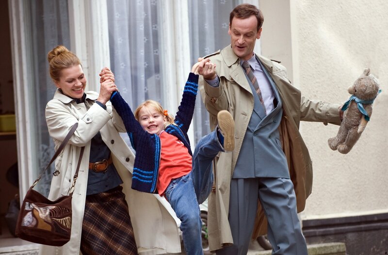 Falk (Jörg Hartmann, r.) versucht Vera Kupfer (Anna Loos, l.) zu überzeugen, die kleine Sonja (Maja Brandau, M.) zu adoptieren. Er hofft so, seine zerrüttete Ehe zu retten. – Bild: ARD/​Julia Terjung