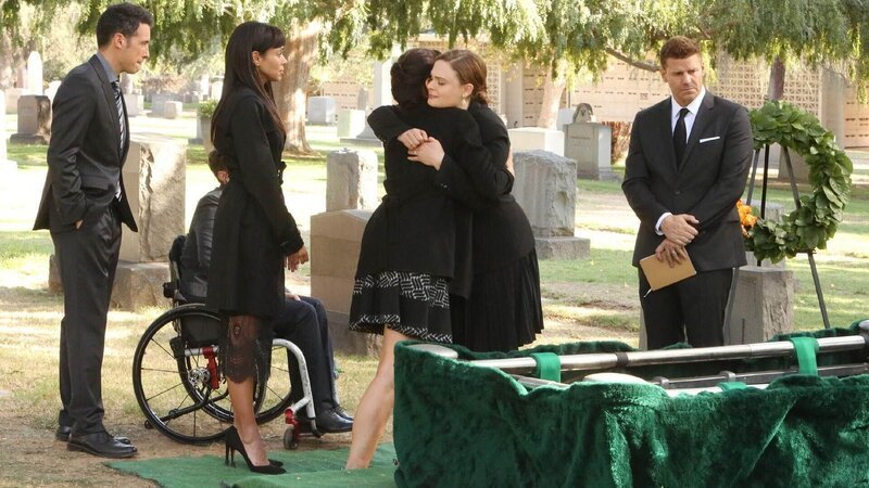 V.l.: Aubrey (John Boyd), Dr. Camille Saroyan (Tamara Taylor), Angela Montenegro (Michaela Conlin), Brennan (Emily Deschanel), Booth (David Boreanaz) – Bild: TVNOW /​ FOX