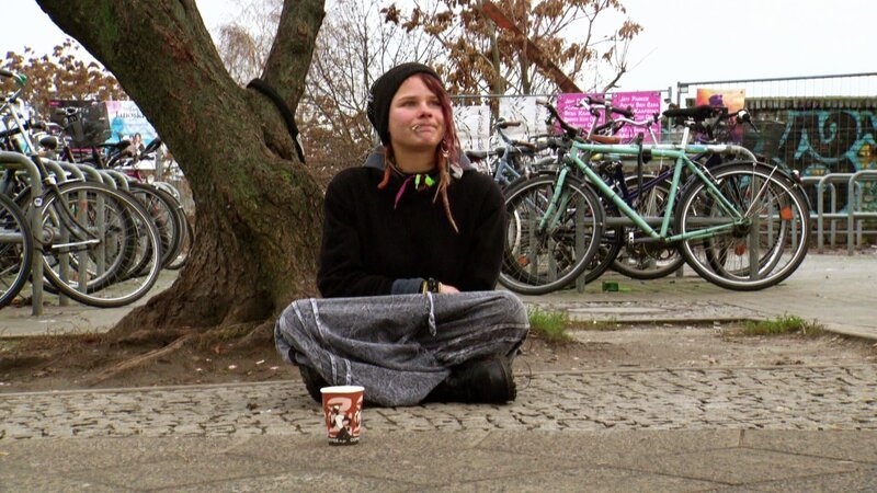 Annamaria finanziert ihr Leben durch Schnorren auf Berlins Straßen – Bild: RTLZWEI /​ Good Times Fernsehprodu
