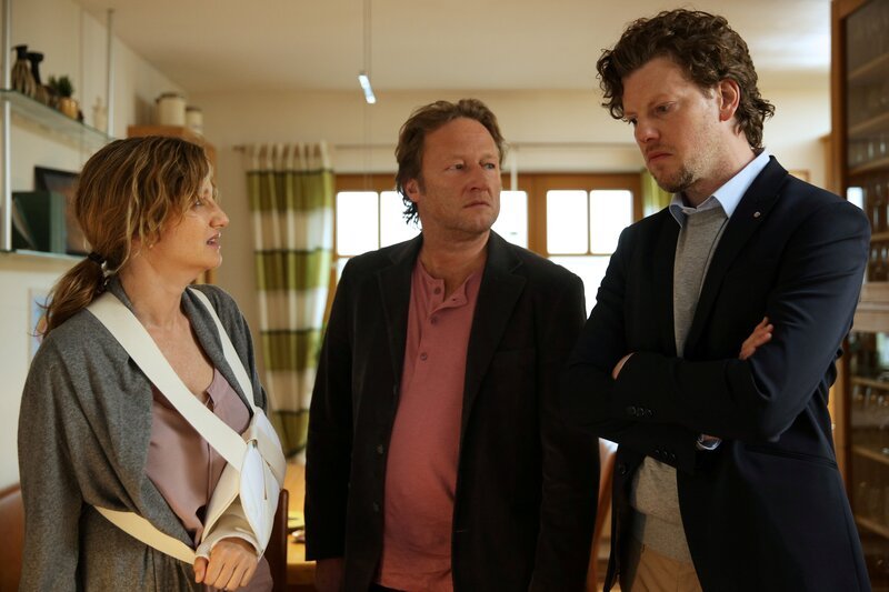 Beate Tauber wird von ihrem Bruder Christoph Eder und dem Freund der Familie Florian Sander nach dem Tod ihres Mannes unterstützt. (v.l.n.r. Beate Tauber (Elisabeth von Koch), Christoph Eder (Rainer Wöss), Florian Sander (Johannes Gabl)) – Bild: Petro Domenigg FILMSTILLS.AT KG Witthauergasse 22 A-1180 VIENNA /​ Bavaria Media GmbH