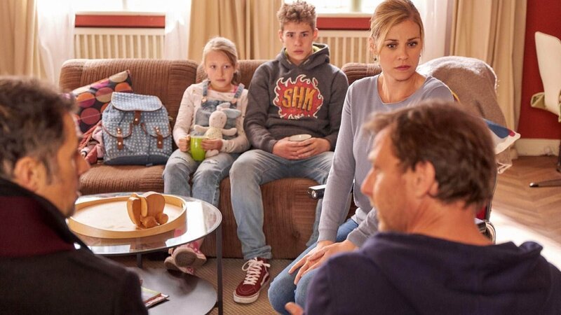 Phillip (Philip Noah Schwarz) und Wiebke (Gloria Terzic) sind unerwartet zu Besuch bei Stefan (Hendrik Duryn, r.) und Karin (Jessica Ginkel, 2.v.r.). Michael (Gabriel Merz, l.) ist auch da. – Bild: RTL /​ Frank Dicks