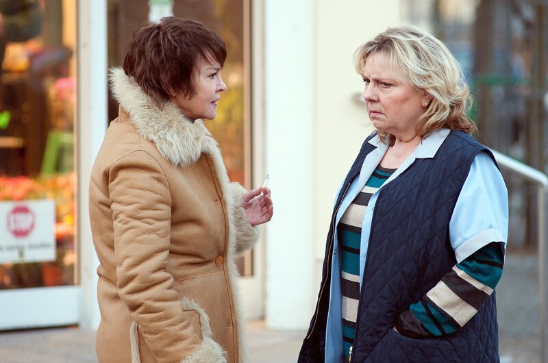 Karin Lossow (Katrin Sass, li.) trifft auf Rita Mahlow (Ramona Kunze-Libnow, re.). – Bild: MDR/​NDR/​Oliver Feist