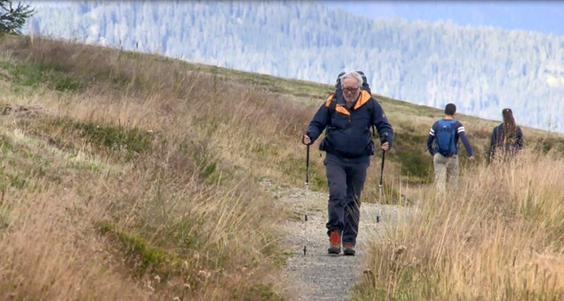 Harald Krassnitzer beim Wandern. – Bild: ORF/​ORF III/​Holger Bruckschweiger
