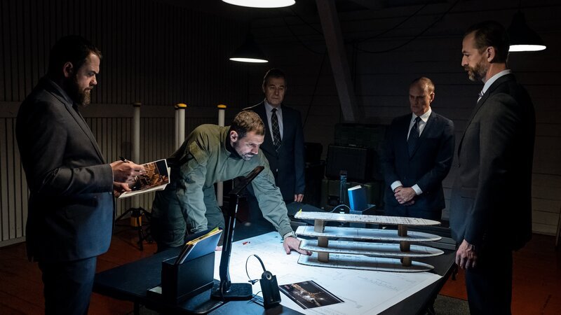 Die dänische Polizei sondiert die Lage und die Möglichkeit einer Stürmung anhand eines Modells der Fähre. – Bild: Henrik Petit /​ ZDF