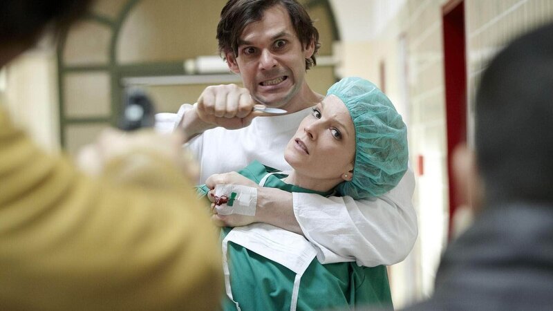 Larsen (Alexander Beyer) nutzt den OP-Termin, um Dr. Graf (Aline Hochscheid) als Geisel zu nehmen und zu fliehen … – Bild: TVNOW /​ Guido Engels